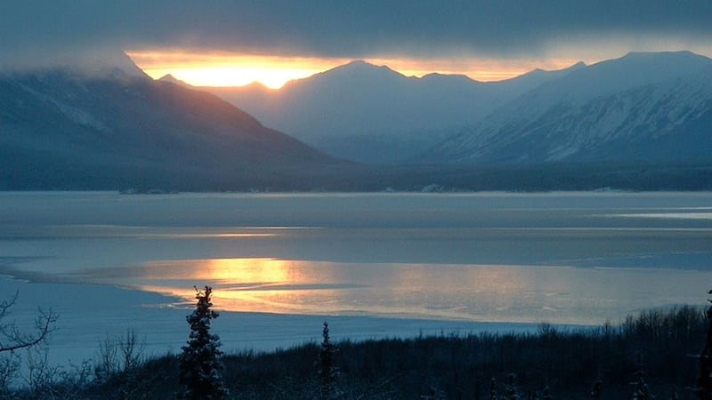 4 dead, 1 airlifted to hospital after avalanches in B.C. backcountry