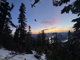 4 stranded hikers rescued from snowy conditions on North Shore mountain 